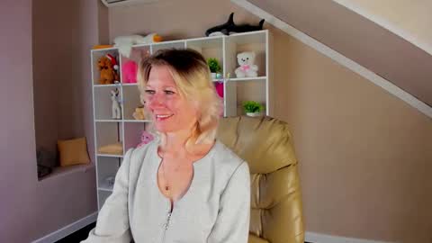 Snapshot of julie_lucasss chatting on March 14, 2026, 12:50 am Julie Lucasss online show from March 14, 2026, 12:50 am