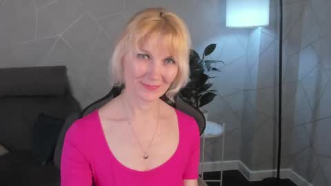 Snapshot of julie_lucasss chatting on April 16, 2026, 12:44 am Julie Lucasss online show from April 16, 2026, 12:44 am