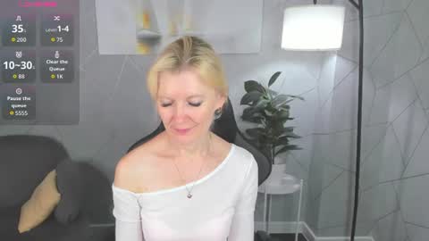 Snapshot of julie_lucasss chatting on July 7, 2026, 12:35 am Julie Lucasss online show from July 7, 2026, 12:35 am