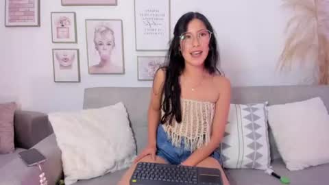 juliee_ross online show from June 18, 2026, 1:37 pm