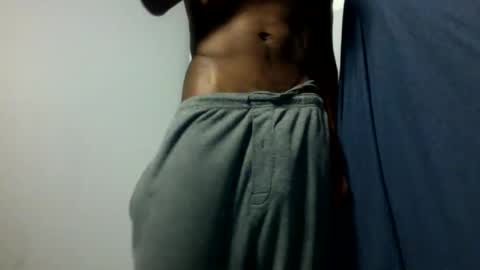 Snapshot of julienlongg chatting on February 6, 2025, 5:35 am Julien online show from February 6, 2025, 5:35 am