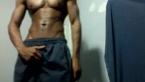 Snapshot of julienlongg chatting on February 14, 2025, 6:02 am Julien online show from February 14, 2025, 6:02 am