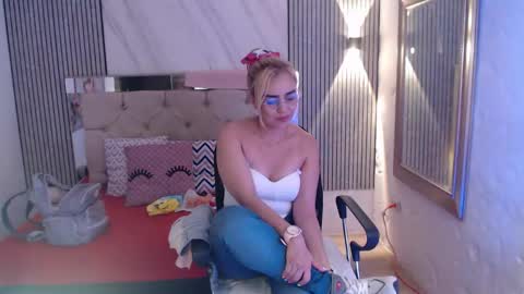 julieta__fox_ online show from March 9, 2026, 2:15 am
