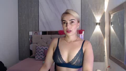 julieta__fox_ online show from April 7, 2026, 1:50 am