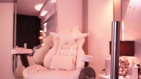 jullianapriv_ online show from April 18, 2026, 7:07 pm