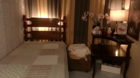 justine_hunk online show from November 5, 2025, 2:22 am