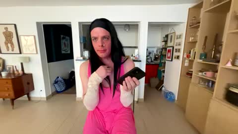 justinenuisette online show from February 7, 2025, 12:06 pm