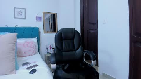 Kamilalopez online show from April 16, 2026, 9:50 pm