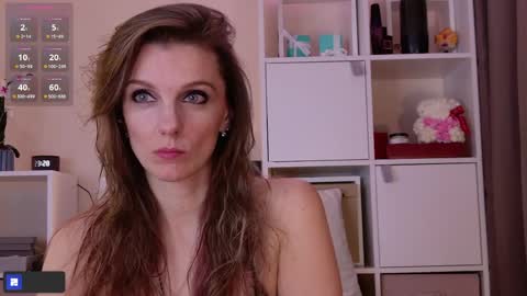 Julia online show from April 5, 2026, 8:28 pm