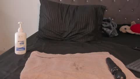 karely_laurent online show from June 12, 2026, 5:45 pm