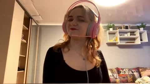 Snapshot of kariejenison chatting on November 8, 2025, 8:25 am Im Olivia online show from November 8, 2025, 8:25 am