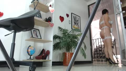 Snapshot of karinbellee chatting on February 15, 2025, 2:11 pm Karin online show from February 15, 2025, 2:11 pm