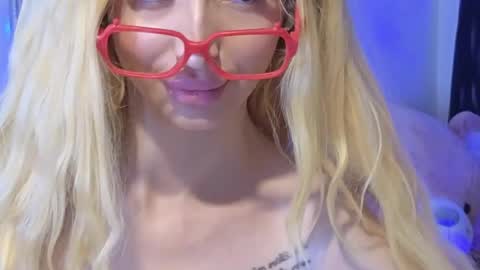 Julia online show from March 12, 2026, 1:39 pm