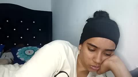 Independent model online show from October 5, 2025, 5:22 pm