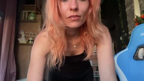 Snapshot of karoline121 chatting on May 6, 2026, 7:35 am karoline121 online show from May 6, 2026, 7:35 am