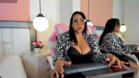 karolwest_ online show from November 1, 2025, 12:40 pm