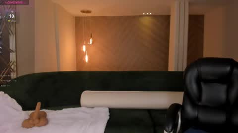 K A T E  online show from February 9, 2025, 5:33 pm