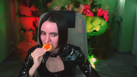 katewillows online show from April 7, 2026, 5:08 am