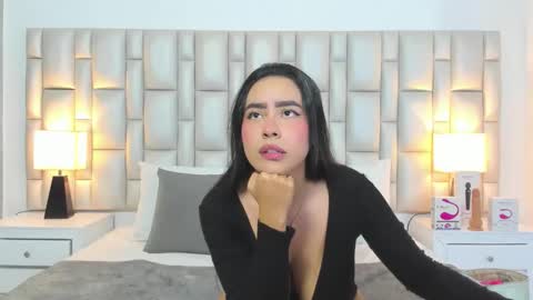 katy blonde girl and paola big boobs online show from June 1, 2026, 7:48 pm