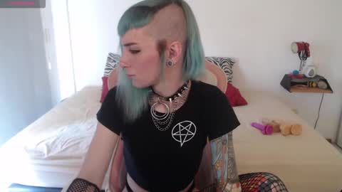 luna   online show from December 31, 2024, 4:25 pm