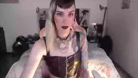 luna   online show from September 19, 2025, 8:53 pm