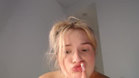 Snapshot of kaylaaaa111 chatting on February 9, 2025, 10:31 am khaleesi online show from February 9, 2025, 10:31 am
