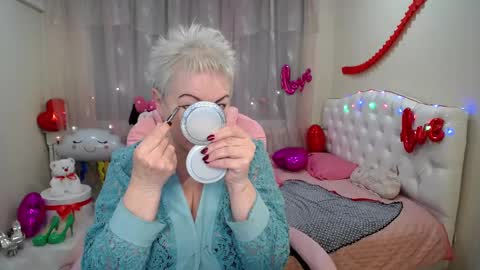 Snapshot of kaylesmoll chatting on February 15, 2025, 6:02 am kaylesmoll online show from February 15, 2025, 6:02 am