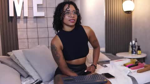 kelly__thomson online show from April 1, 2026, 1:34 pm