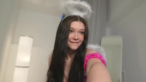 Snapshot of kelly_ember chatting on February 14, 2025, 2:33 pm  KELLY  online show from February 14, 2025, 2:33 pm