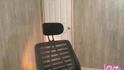 KELLY MCDOLEN online show from March 8, 2025, 4:39 pm