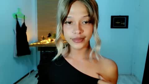 kendra_lunaxx online show from May 17, 2026, 12:12 pm