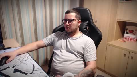 Snapshot of kevinnlovely95 chatting on November 27, 2025, 6:32 pm Kevinn online show from November 27, 2025, 6:32 pm