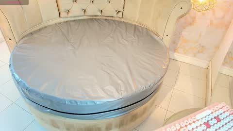 Khloe online show from December 15, 2025, 12:09 pm