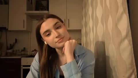 Ola my name is Lissa  Lets hit 10 Thumbs Up together   online show from April 5, 2026, 4:04 pm