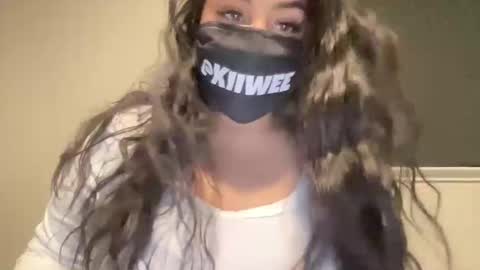 Snapshot of kiiwee chatting on November 3, 2025, 11:59 pm KIIWEE online show from November 3, 2025, 11:59 pm