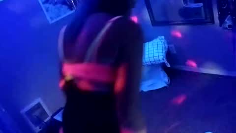 kikilovespartylights online show from March 29, 2026, 10:26 am