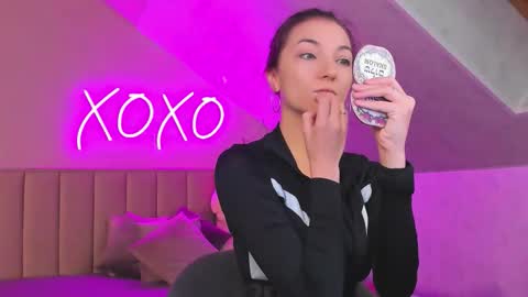 kimberlly_smith online show from November 8, 2025, 12:00 am