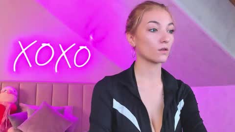 kimberlly_smith online show from November 14, 2025, 12:09 am