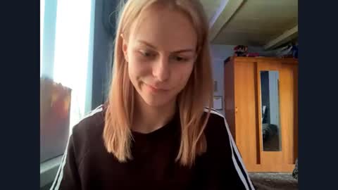 Snapshot of kimhingle chatting on August 7, 2026, 9:11 am Mia online show from August 7, 2026, 9:11 am