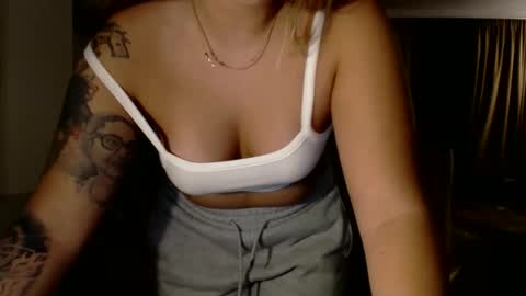 Snapshot of kimlee4 chatting on November 6, 2025, 7:04 pm Kim Lee online show from November 6, 2025, 7:04 pm