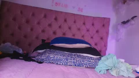 Bella online show from October 12, 2025, 3:05 am