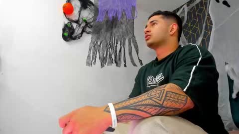 Snapshot of king_falconer chatting on October 14, 2025, 4:02 am Angel Falconer online show from October 14, 2025, 4:02 am