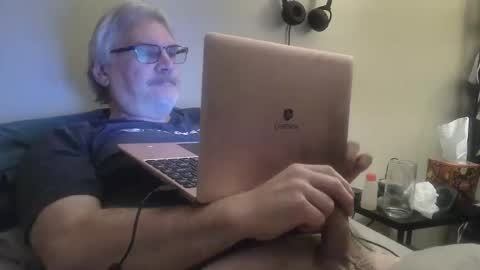 kingtongue10 online show from April 7, 2026, 11:32 am