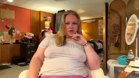 kinkikittiekat online show from May 18, 2026, 5:02 am