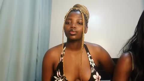 Lola online show from October 20, 2025, 7:25 pm