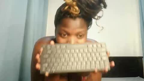 Lola online show from November 26, 2025, 9:21 am