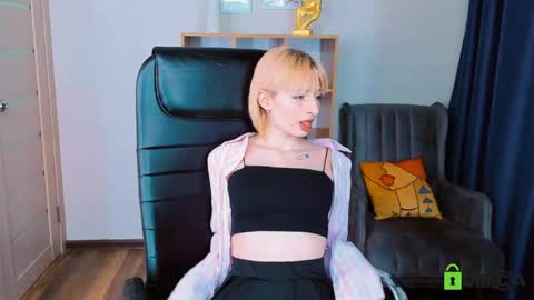 Snapshot of kira__cutie chatting on April 28, 2026, 8:03 pm Kira online show from April 28, 2026, 8:03 pm