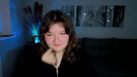 Snapshot of kira_icaula chatting on November 10, 2025, 8:02 am Kira online show from November 10, 2025, 8:02 am