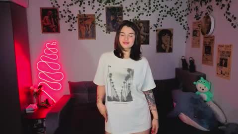 Snapshot of kira_kick chatting on October 28, 2025, 3:36 pm Kira VanKick online show from October 28, 2025, 3:36 pm