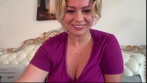 KiraDivine online show from October 21, 2025, 1:23 pm